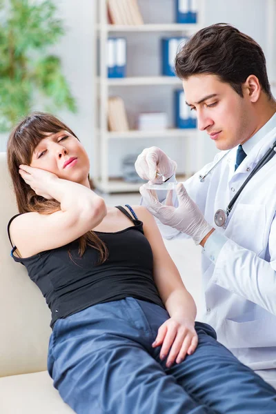 Médico revisando el oído de los pacientes durante el examen médico —  Fotos de Stock