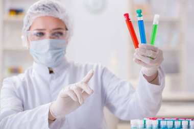 Hastane kliniğinde çalışan kadın kimyager.