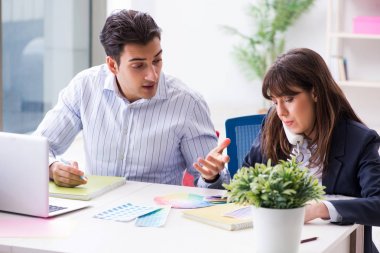 İnsanlar projenin yeni tasarımını tartışıyor