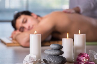 Kaplıca sırasında genç yakışıklı bir adam.