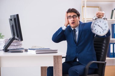 Acil ve son teslim tarihi konseptinde alarm veren bir işadamı. 