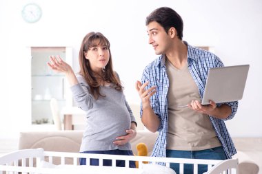 Genç ebeveynler ilk bebeklerini bekliyorlar.