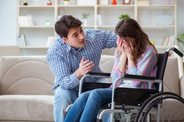 Tekerlekli sandalyedeki çaresiz kişi