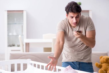 Genç baba ağlayan bebek yüzünden hayal kırıklığına uğradı.