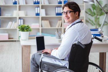 Hastanede çalışan tekerlekli sandalyedeki engelli doktor.