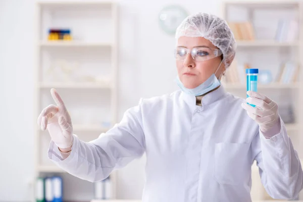 Chemikerin drückt virtuellen Knopf im Labor — Stockfoto