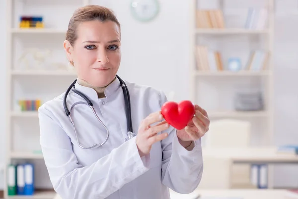 Cardiologista com coração vermelho no conceito médico — Fotografia de Stock