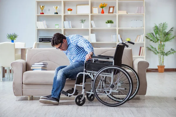 Joven estudiante en silla de ruedas en concepto de discapacidad — Foto de Stock