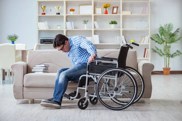 Giovane studente sulla sedia a rotelle nel concetto di disabilità — Foto Stock