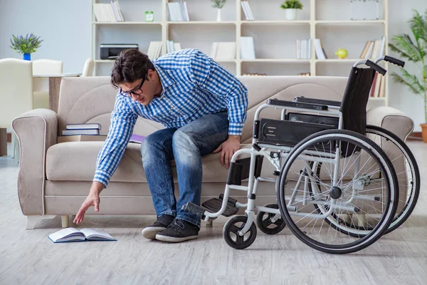 Jonge student rolstoel in gehandicaptenconcept — Stockfoto