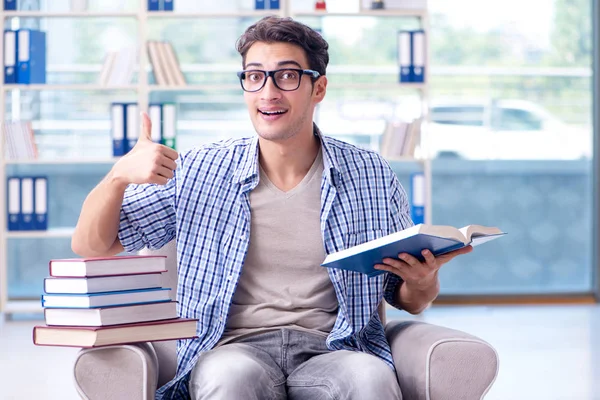 Studerande läser böcker och förbereder sig för tentamen i biblioteket — Stockfoto