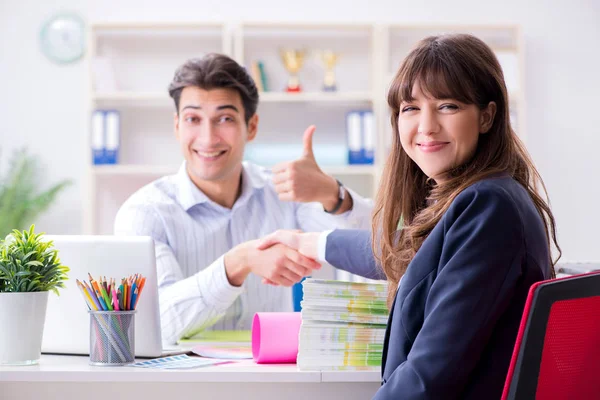 Pulisher discutiendo el orden del libro con el cliente —  Fotos de Stock