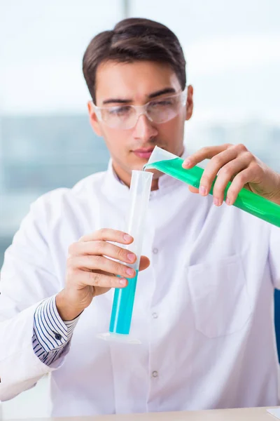 Młody student chemii pracujący w laboratorium nad chemikaliami — Zdjęcie stockowe