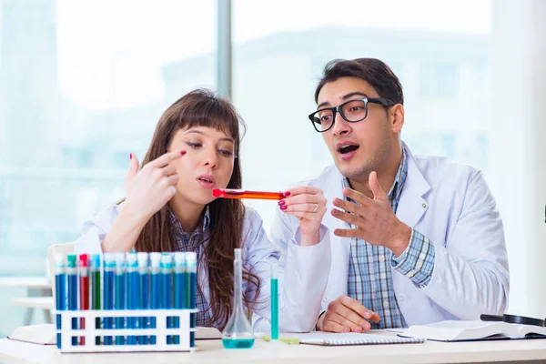 Dois químicos que trabalham em laboratório experimentando — Fotografia de Stock