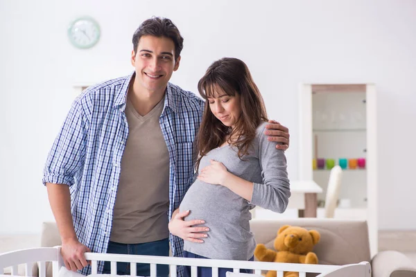 Padres jóvenes esperando su primer bebé — Foto de Stock