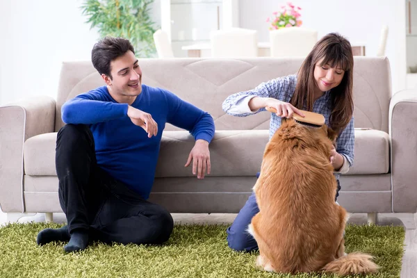 Familia feliz con perro golden retriever — Foto de Stock