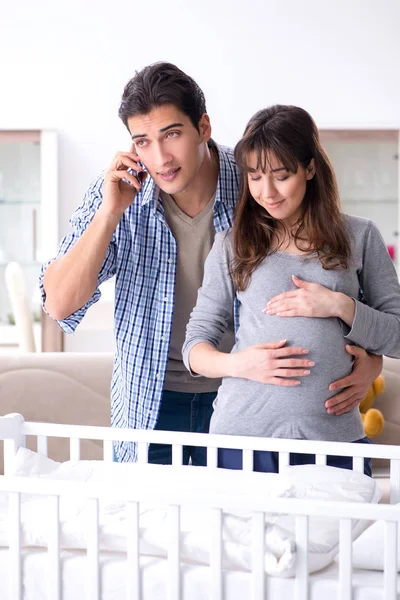 Jonge ouders verwachten hun eerste baby — Stockfoto