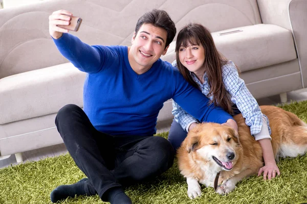 Familia feliz con perro golden retriever —  Fotos de Stock