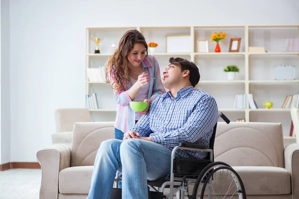 Jonge familie die voor elkaar zorgen — Stockfoto