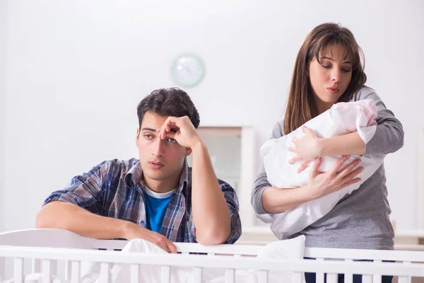 Genç baba bebek ağlamasına dayanamaz. — Stok fotoğraf