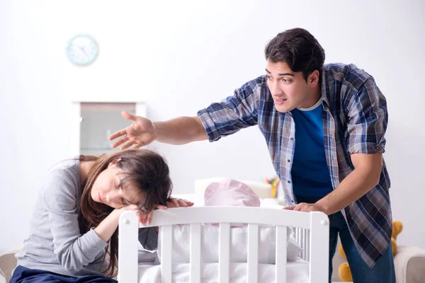 Junger Vater kann Baby-Weinen nicht ertragen — Stockfoto