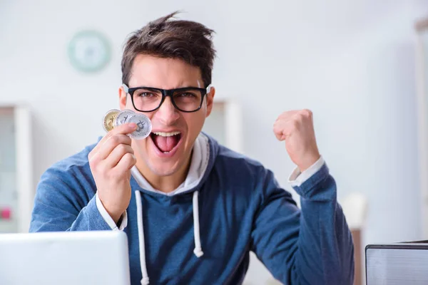 Hombre joven minería bitcoins en casa — Foto de Stock