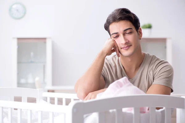 Padre joven disfrutando del tiempo con el bebé recién nacido en casa — Foto de Stock