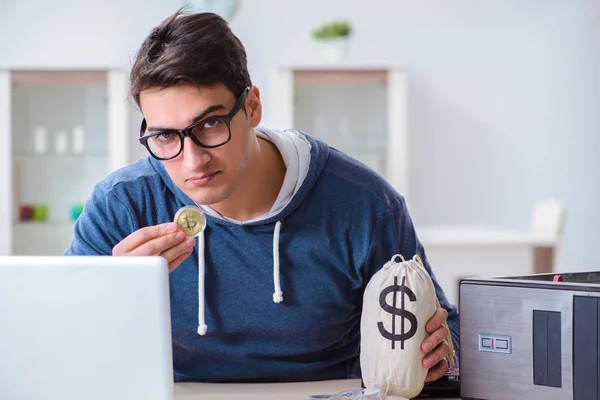 Homem jovem mineração bitcoins em casa — Fotografia de Stock