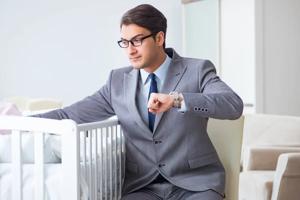 Joven hombre de negocios tratando de trabajar desde casa cuidando después del bebé recién nacido — Foto de Stock