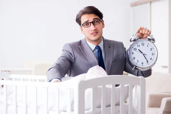 Fiatal üzletember próbál dolgozni otthonról gondoskodó után újszülött — Stock Fotó
