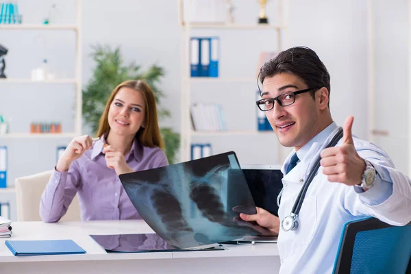 Az orvos röntgenképeket vizsgál a betegről — Stock Fotó