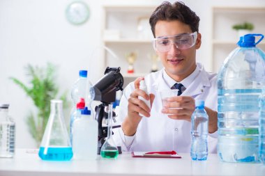 Laboratuvar asistanı su kalitesini test ediyor