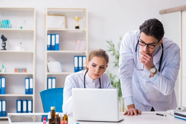 Vrouwelijke en mannelijke arts in behandeling in het ziekenhuis — Stockfoto