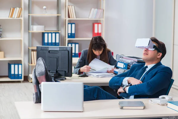 Υπάλληλος με γυαλιά εικονικής πραγματικότητας στο γραφείο — Φωτογραφία Αρχείου