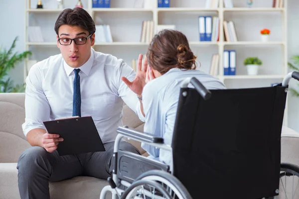 Patient besucht Psychotherapeut, um mit den Folgen seiner Krankheit umzugehen — Stockfoto