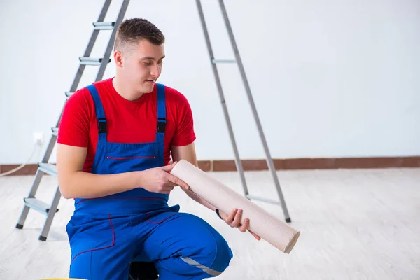 Trabalhador contratante se preparando para decoração papel de parede — Fotografia de Stock