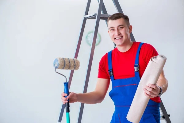 Entreprenör arbetare förbereder sig för tapet dekoration — Stockfoto