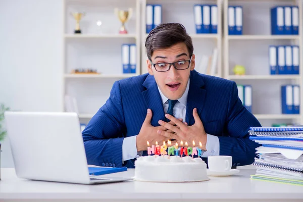 Jovem empresário comemorando aniversário sozinho no escritório — Fotografia de Stock