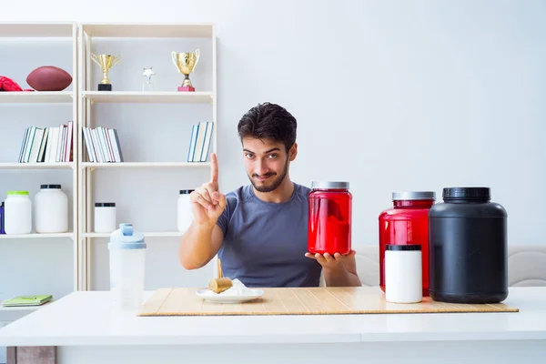 Atleet proeverij nieuwe proteïne supplementen voor betere spieren — Stockfoto