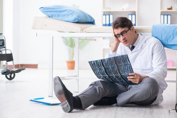 Doctor sitting on the floor in hospital — Stock Photo, Image