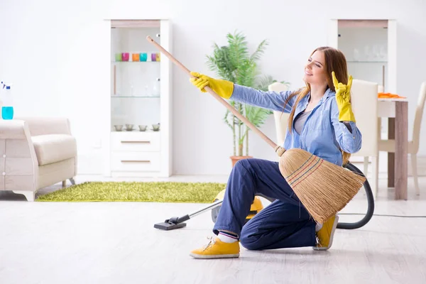 Mladá žena úklid podlahy doma dělá domácí práce — Stock fotografie
