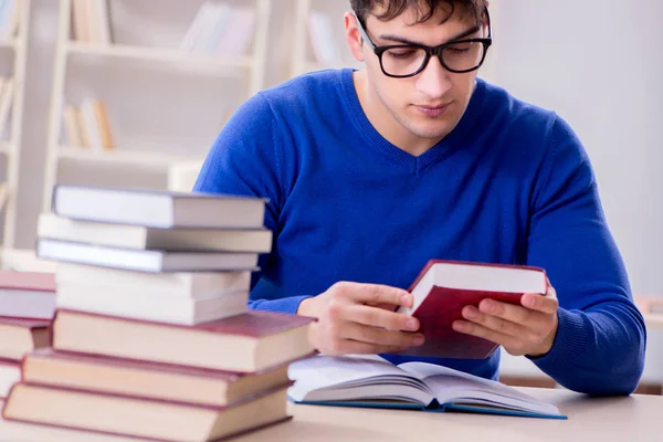 Чоловічий студент готується до іспитів у бібліотеці коледжу — стокове фото