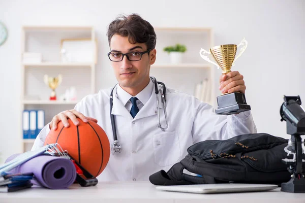 Dokter pergi ke olahraga selama istirahat makan siang — Stok Foto