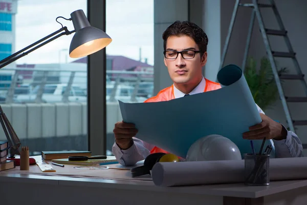 Bauarchitekt arbeitet spät in der Nacht an Zeichnungen — Stockfoto