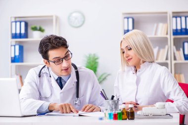 Erkek ve kadın doktor hastanede tartışıyorlar.