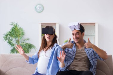 Genç çift sanal gerçeklik gözlüğü deniyor.
