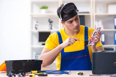 Bilgisayar tamir teknisyeni donanımı tamir ediyor