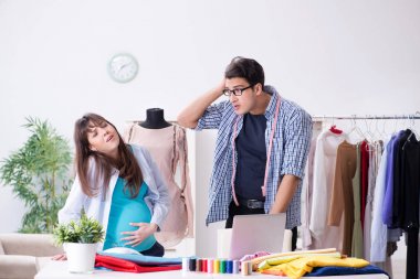 Hamile kadın yeni kıyafet için terziye gidiyor.