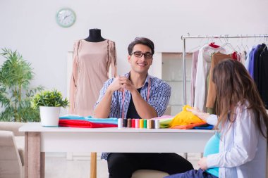 Hamile kadın yeni kıyafet için terziye gidiyor.