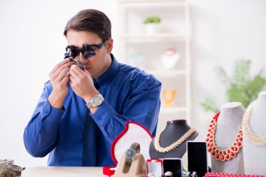 Mücevherci atölyede lüks mücevherlerle çalışıyor.